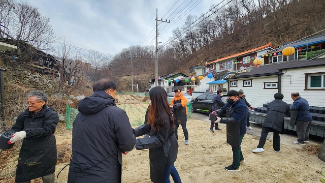 ▲ 공사는 지난 18일 안동시 성곡동에서 에너지 취약계층을 돕기 위한 사랑의 연탄배달 봉사활동을 진행했다.ⓒ경북관광공사