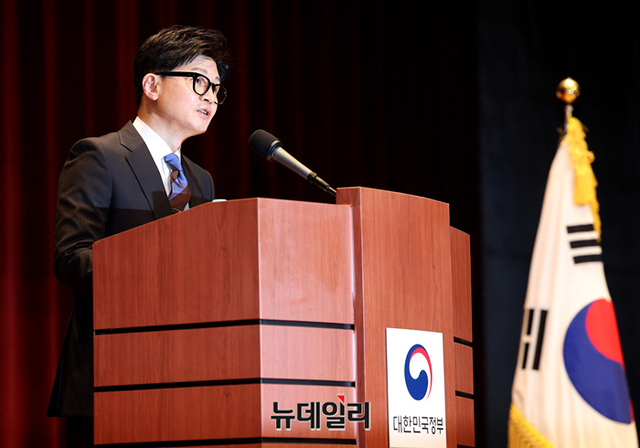 ▲ 국민의힘 비상대책위원장 직을 수락한 한동훈 법무부 장관이 21일 오후 경기 과천시 법무부 대강당에서 열린 이임식에서 이임사를 하고 있다. ⓒ정상윤 기자