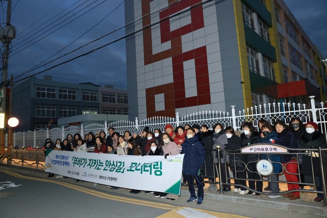 ▲ 대구 수성구 행복수성 구민참여단(단장 최숙희)은 지난 19일 단원 50여 명과 함께 ‘뚜비가 지키는 안심길’ 전체 모니터링 활동을 실시했다.ⓒ수성구