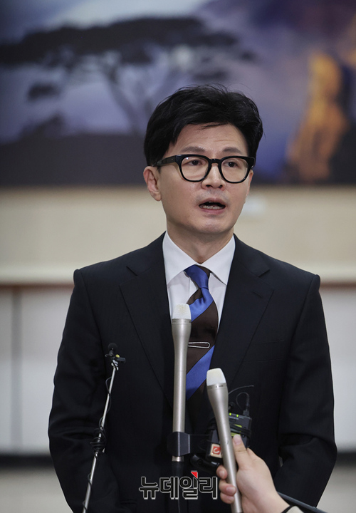 ▲ 국민의힘 비상대책위원장 직을 수락한 한동훈 법무부 장관이 지난 21일 오후 경기 과천시 법무부 대강당에서 열린 이임식 직후 취재진들과 만나 질문에 답하고 있다. ⓒ정상윤 기자