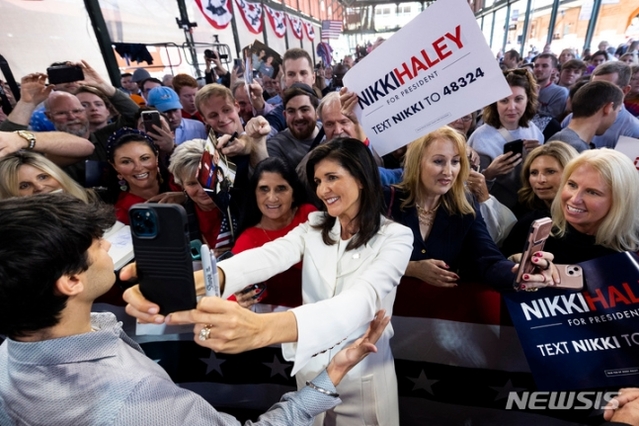 ▲ 미국 공화당 대선주자인 니키 헤일리 전 유엔주재 미국 대사가 지난 2월15일 사우스캐롤라이나 찰스턴에서 2024년 대선 출정식을 열고 지지자들과 사진을 찍는 모습. ⓒAP/뉴시스