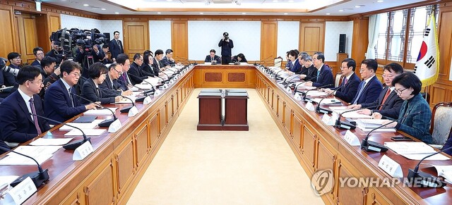 ▲ 22일 오전 정부서울청사에서 한덕수 국무총리 주재로 제1차 바이오헬스혁신위원회가 진행되고 있다.ⓒ연합뉴스