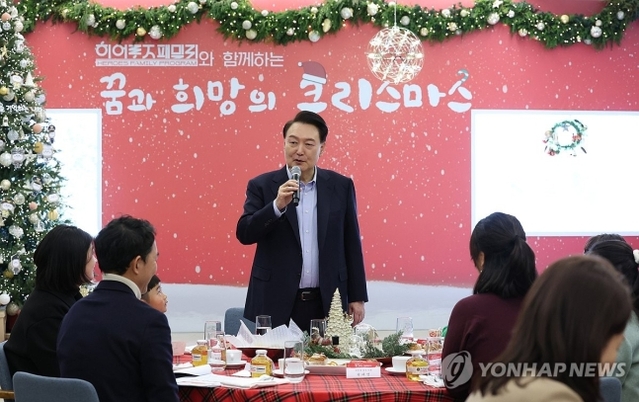▲ 윤석열 대통령이 22일 서울 용산 대통령실 파인그라스에서 열린 '히어로즈 패밀리와 함께하는 꿈과 희망의 크리스마스'에서 인사말을 하고 있다. 윤 대통령은 이날 행사에 전몰·순직한 군인, 경찰, 소방관 등 제복 입은 영웅들의 자녀와 배우자 등을 초청했다. 2023.12.22 [대통령실통신사진기자단] ⓒ연합뉴스
