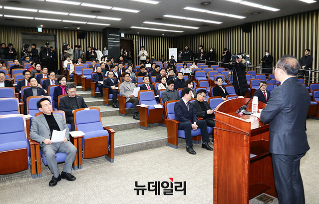 ▲ 윤재옥 국민의힘 당대표 권한대행이 지난 21일 오후 국회에서 열린 국민의힘 의원총회에서 모두발언을 하고 있다.ⓒ서성진 기자