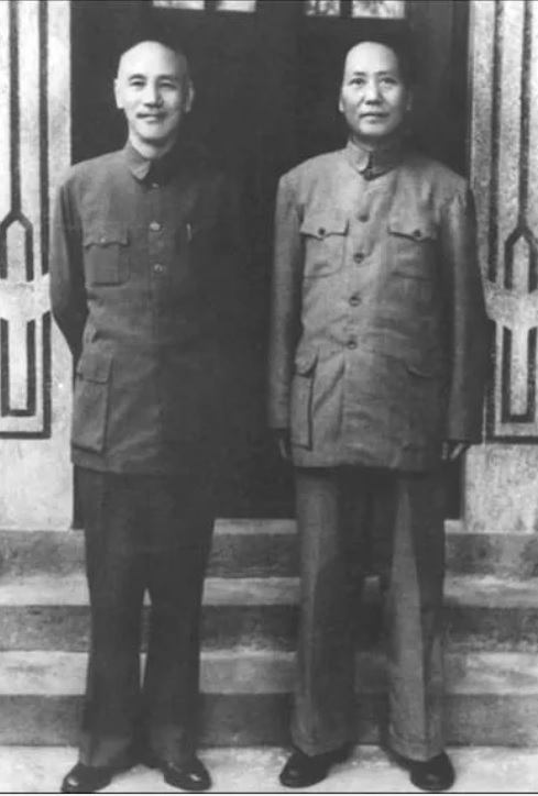 ▲ 일본 항복후 1945년 8월 충칭서 만난 장제스와 마오쩌둥(오른쪽). 싸우지 말자는 '쌍십협정'을 맺었지만 이것은 공산군이 싸우기 위한 시간벌기였다.