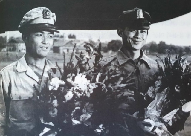 ▲ 1949년 5월 월북직후 북한의 환영 꽃다발을 받은 강태무와 표무원(오른쪽).