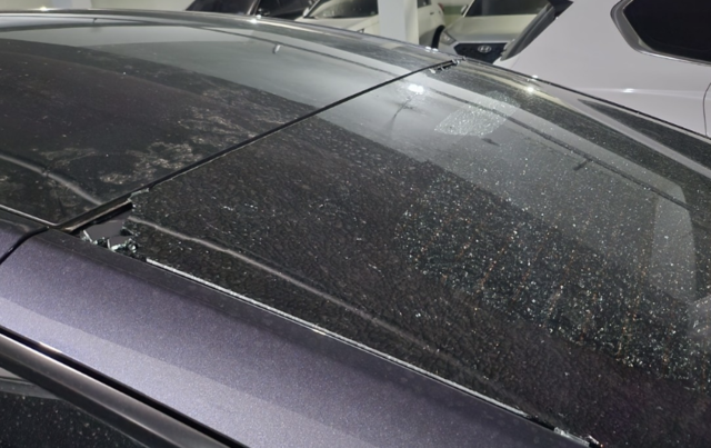 ▲ 테슬라 차량의 뒷유리가 파손된 모습. ⓒ테슬라커뮤니티 캡쳐