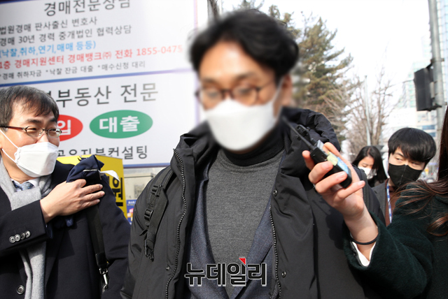 ▲ 성남도시개발공사 전략사업실장 출신 정민용 변호사가 지난해 1월10일 오후 서울 서초구 중앙지법에서 열린 대장동 개발 로비·특혜 의혹 사건 관련 첫 공판 직후 법원을 나서고 있다. ⓒ뉴데일리DB