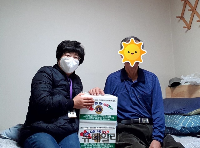 ▲ 박인덕 회장이 어르신들을 위해 쌀, 라면 등 생필품과 겨울철에는 김장 나눔 사랑을 전달하고 있다.ⓒ뉴데일리
