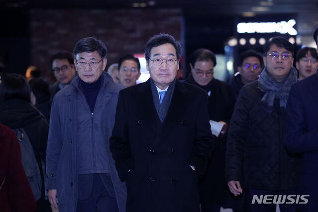 ▲ 이낙연 전 더불어민주당 대표가 18일 오후 서울 용산구 CGV용산아이파크몰에서 '길위에 김대중' 관람을 위해 이동하고 있다. ⓒ뉴시스