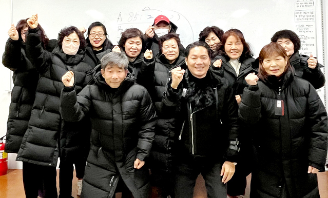 ▲ 대구한의대(변창훈 총장) 상담심리학과 김성삼 교수는 병마 끝에 소천한 장모님 이름으로 대구한의대 소속 환경미화원 30분 전원에게 따뜻한 겨울 패딩복 30벌과 금일봉을 전달했다.ⓒ대구한의대