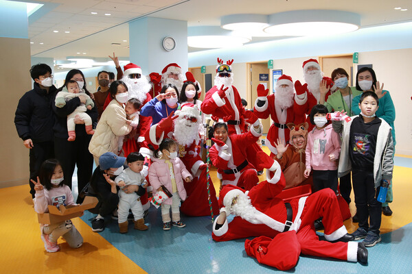 ▲ 건양대병원은 23일 크리스마스를 맞아 소아병동 입원환아들과 외래진료 환아들을 위한 산타클로스 위문행사를 진행하고 있다.ⓒ건양대병원