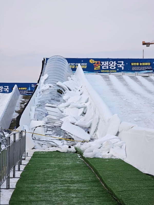 ▲ 많은 눈이 내려 지붕이 붕괴된 청주시 지북동 눈썰매장.ⓒ사진 쇼설 안태희