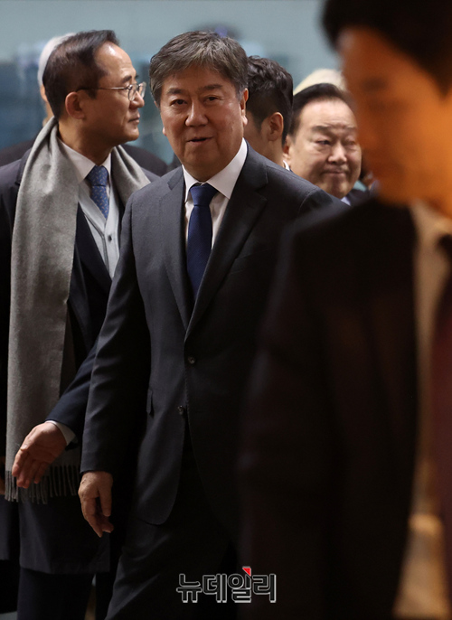 ▲ 김대기 대통령 비서실장이 13일 오후 서울 서초구 한전아트센터 갤러리에서 열린 이명박 대통령 첫 서예전 '스며들다' 개막식에 입장하고 있다. ⓒ정상윤 기자