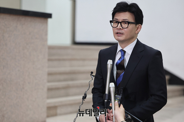 ▲ 국민의힘 비상대책위원장 직을 수락한 한동훈 전 법무부장관이 21일 오후 경기 과천시 법무부 대강당에서 열린 이임식 직후 취재진들과 만나 질문에 답하고 있다. ⓒ정상윤 기자