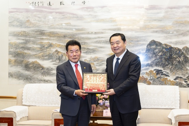 ▲ 배한철 경북도의회 의장(왼쪽)이 하오펑 랴오닝성 서기 겸 인민대표대회 상무위원회 주임에게 천마총 금관 선물을 전달하고 있다.ⓒ경북도의회