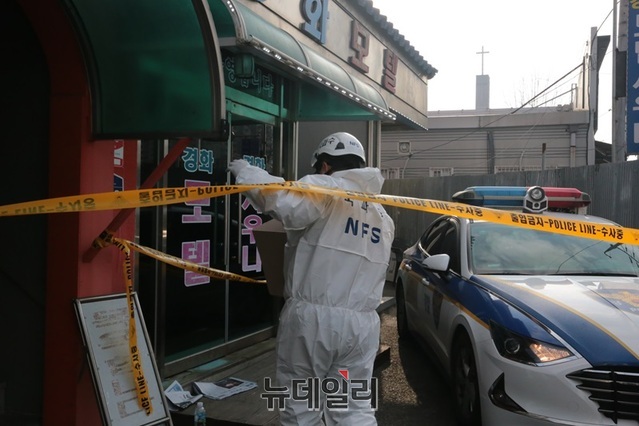 ▲ 26일 오전 세종시 조치원읍 목욕탕 감전 사망사고 원인을 밝히기 위해 경찰과 소방, 국립과학수사연구원, 전기안전공사 등 관계자들이 합동감식을 위해 들어가고 있다.ⓒ이길표 기자