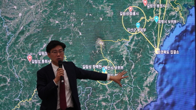 ▲ 이영환 전환기정의워킹그룹(TJWG) 대표가 지난 10월 24일 재단법인 '통일과나눔'(이사장 이영선)이 서울 광화문에서 개최한 긴급 프레스 컨퍼런스에서 '최근 중국의 탈북민 강제북송 현황과 송환된 탈북민들이 처한 위협'을 주제로 발표하고 있다. ⓒ재단법인 '통일과 나눔' 제공