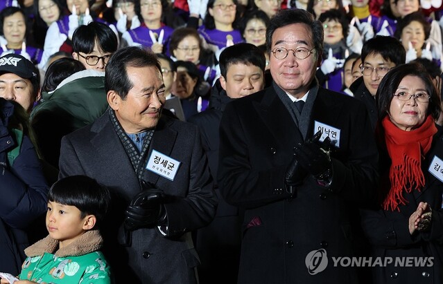▲ 더불어민주당 이낙연 전 대표와 정세균 전 국무총리가 지난 24일 저녁 서울 여의도순복음교회에서 열린 '거룩한 기다림'의 밤 행사에 참석하고 있다. ⓒ연합뉴스