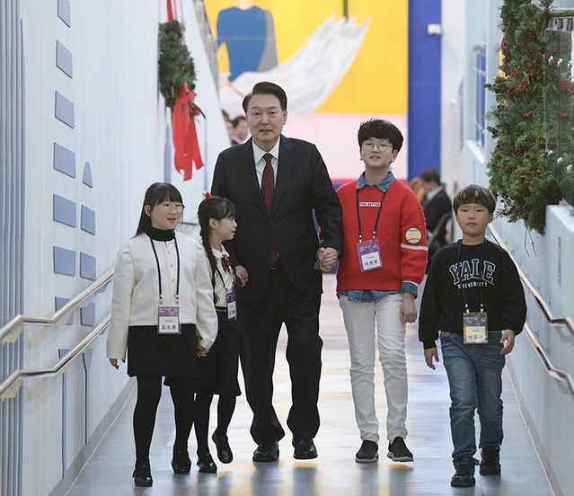 ▲ 윤석열 대통령이 26일 오후 아이들의 손을 잡고 국립어린이박물관 개관식에 입장하고있다.ⓒ풀 기자단