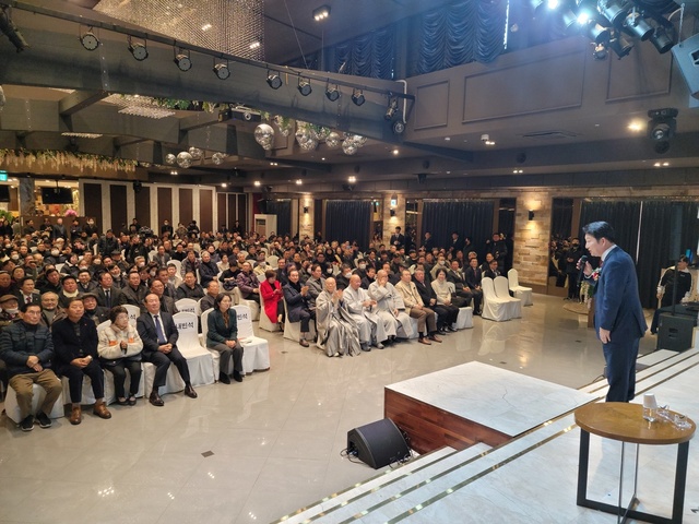 ▲ 권영진 예비후보는 “대구혁신을 바탕으로 대한민국 혁신에 도전하겠다”며 “대한민국의 혁신과제로 자치분권과 균형발전이 이뤄진 나라, 모든 국민이 다름을 존중하고 공존공영하는 국민통합을 이루고 싶다”고 소감을 밝혔다.ⓒ권영진 예비후보 사무실