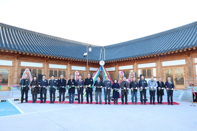 ▲ 청도군(군수 김하수)은 지난 22일 화양읍 어울림센터에서 화양읍 농촌중심지활성화사업 준공을 축하하는 주민화합 행사를 가졌다.ⓒ청도군