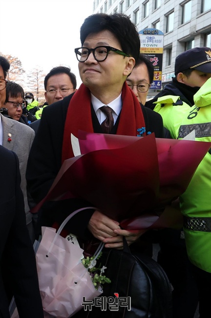 ▲ 한동훈 국민의힘 비상대책위원장이 26일 오후 서울 여의도 국민의힘 중앙당사에 도착해 이만희 사무총장과 인사하며 들어가고 있다. ⓒ서성진 기자