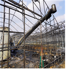 ▲ 26일 오후 12시 1분쯤 세종시 연서면  한 비닐하우스에서 불이 나 소방대원들이 진화작업을 하고 있다.ⓒ세종소방본부