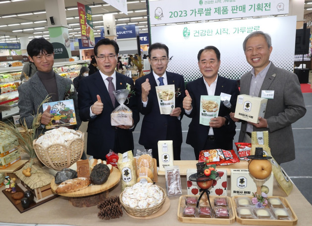 ▲ 11월22일 양재 하나로마트에서 진행된 '2023 가루쌀 제품 판매 기획전' 기념행사. 왼쪽부터 김대남 꿈에영농조합법인 대표, 정황근 농식품부 장관, 이성희 농협중앙회장, 신영호 농협유통 대표이사, 전대경 미금영농조합법인 대표 ⓒ농협경제지주