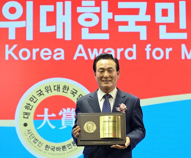 ▲ 대한민국 위대한 국민대상을 수상한 백성현 논산시장.ⓒ논산시