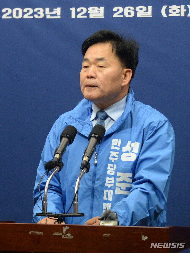 ▲ 성준후 더불어민주당 남원·임실·순창 예비후보가 26일 전북 전주시 전북도의회 브리핑룸에서 검찰의 압수수색을 규탄하며 기자회견을 열고 질의에 답변하고 있다. ⓒ뉴시스