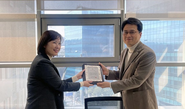 ▲ 왼쪽부터 왼쪽부터 농협경제지주 김미정 부장, NS홈쇼핑 TV상품본부장 이완희 상무가 기념 사진을 촬영하고 있다.ⓒNS홈쇼핑