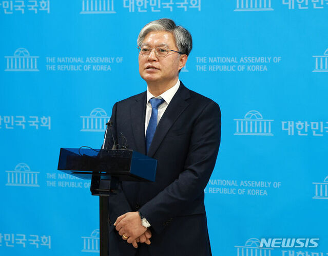 ▲ 정의찬 더불어민주당 대표 특보가 15일 오후 서울 여의도 국회 소통관에서 기자회견을 하고 있다. 과거 고문치사 사건에 연루돼 유죄 판결을 받은 정의찬 당대표 특보가 총선 후보자 검증 과정서 공천 적격 판정을 받아 논란이 되자 재논의를 거쳐 부적격 처리했다. ⓒ뉴시스