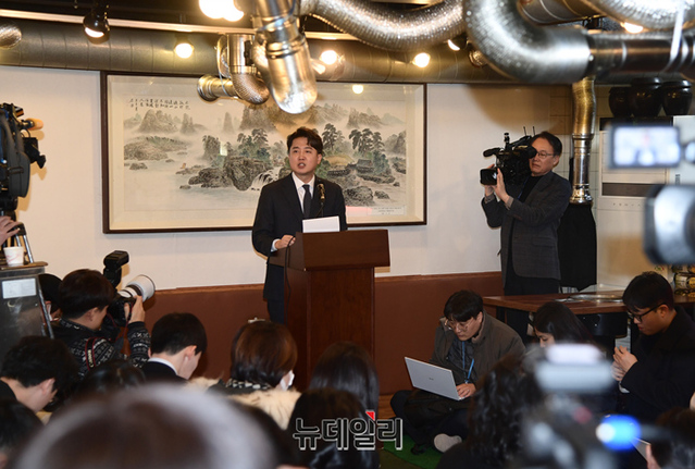 ▲ 이준석 전 국민의힘 대표가 27일 오후 서울 노원구 상계동의 한 음식점에서 국민의힘 탈당 기자회견을 열고 발언하고 있다. (사진=공동취재단) ⓒ정상윤 기자