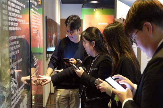 ▲ 국립4·19민주묘지에서 을 체험하고 있는 참여자들. ⓒ국가보훈부