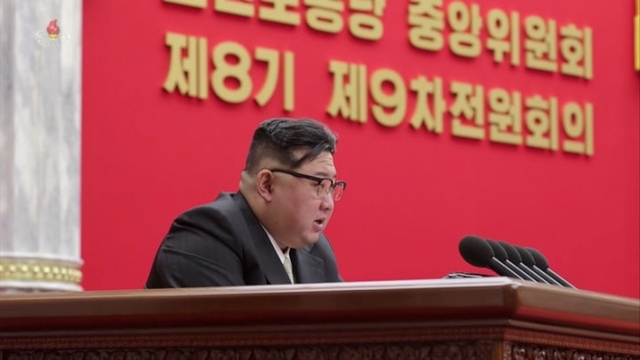 ▲ 북한 김정은이 지난 26일 당중앙위원회 본부 청사에서 소집된 제8기 제9차 전원회의 확대회의에 참석했다고 조선중앙TV가 27일 보도했다. ⓒ조선중앙TV 캡처/뉴시스