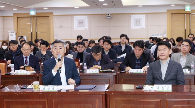 ▲ 김관영 전북지사와 전북도의원, 실·국장, 관련 출연기관장 및 직원 70여명은 28일 오전 도청 중회의실에서 법무법인 에너지 이동일 대표 변호사의 특강을 들은 후 질의응답 시간을 가졌다. ⓒ전북도