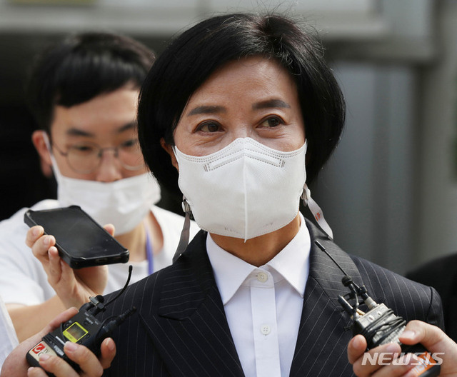 ▲ 사업가로부터 청탁을 빌미로 억대의 금품을 수수한 의혹 등을 받는 이정근 전 더불어민주당 사무부총장이 지난 9월30일 오후 영장실질심사를 마친 뒤 서울 서초구 서울중앙지방법원을 나서고 있다. ⓒ뉴시스