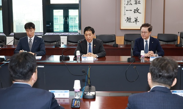 ▲ 김주현 금융위원장이 28일 오전 서울 종로구 정부서울청사에서 기획재정부, 국토교통부, 금융위원회, 금융감독원, 산업은행 등과 태영건설의 워크아웃 신청과 관련한 분양계약자·협력업체 보호, 부동산PF·금융시장 안정화 방안 등을 논의했다.ⓒ금융위
