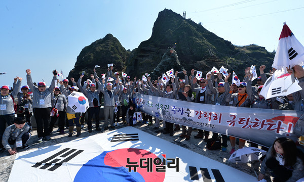 ▲ 한국자유총연맹 부산지회 회원들이 지난 2016년 5월20일 독도를 찾아 결의문을 낭독하고 만세 삼창했다. ⓒ정상윤