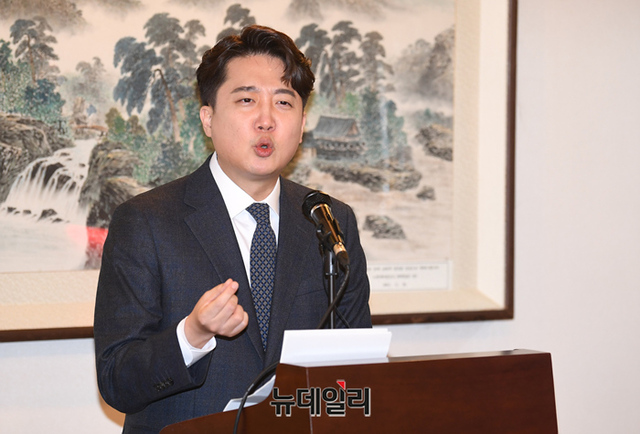 ▲ 이준석 전 국민의힘 대표가 지난 27일 오후 서울 노원구 상계동의 한 음식점에서 국민의힘 탈당 기자회견을 열고 발언하고 있다. ⓒ정상윤 기자