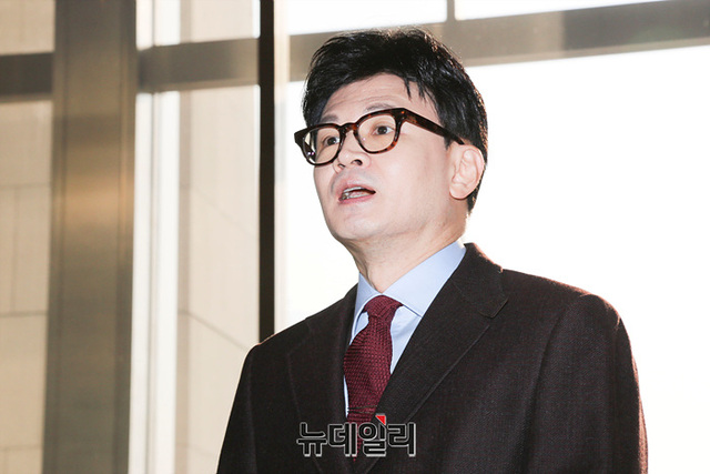 ▲ 한동훈 국민의힘 비상대책위원장이 지난 27일 오전 국회에 마련된 비상대책위원장실로 출근하며 취재진의 질문에 답하고 있다. ⓒ서성진 기자