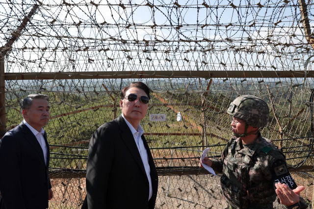 ▲ 윤석열 대통령이 지난 10월1일 경기도 연천군 육군 제25사단을 찾아 철책을 시찰하고 있다. ⓒ대통령실 제공