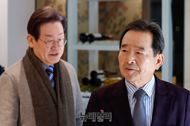 ▲ 이재명 더불어민주당 대표와 정세균 전 국무총리가 회동을 하기 위해 28일 서울 종로구 한 음식점으로 들어서고 있다. ⓒ서성진 기자