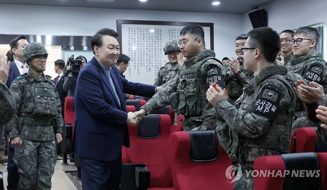 ▲ 윤석열 대통령이 연말연시를 맞아 28일 경기도 연천군 중부 전선 육군 제5보병사단 열쇠전망대를 방문해 최전방에서 경계 작전 중인 장병들을 격려하며 치하하고 있다. 2023.12.28 [대통령실통신사진기자단] ⓒ연합뉴스