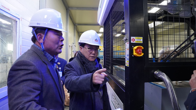 ▲ 청도군의 서비스로봇 활용 실증사업은 로봇 공급기관인 ㈜에이트테크(대표 박태형)와 업무협약 체결을 통해 청도군 생활자원회수시설에서 사람의 손으로 재활용품을 분류하던 기존 방식을 AI로봇으로 선별하는 장치를 개발하는 사업이다.ⓒ청도군