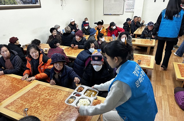▲ 공사는 이웃집 성금 전달과 함께 임직원이 직접 참여해 무료급식 봉사활동도 진행했다.ⓒ경북관광공사