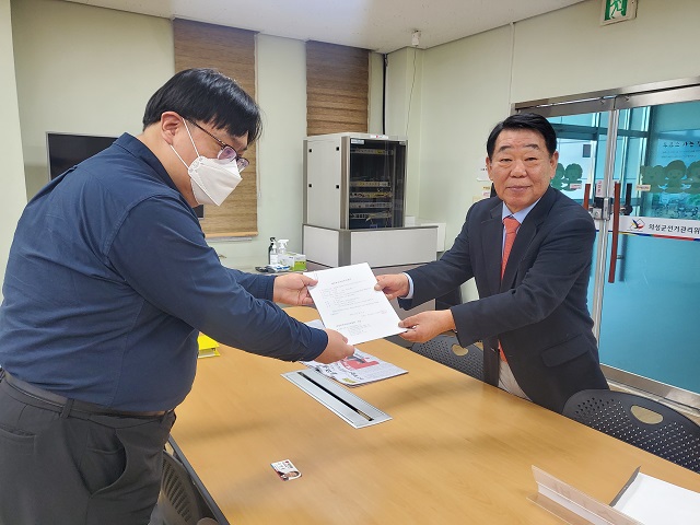 ▲ 국민의힘 우병윤 전 경북도 경제부지사는 지난 27일 의성군선거관리위원회에서 22대 국회의원 예비후보 등록을 하며 내년 총선 출마를 공식 선언했다.ⓒ우병윤 예비후보실