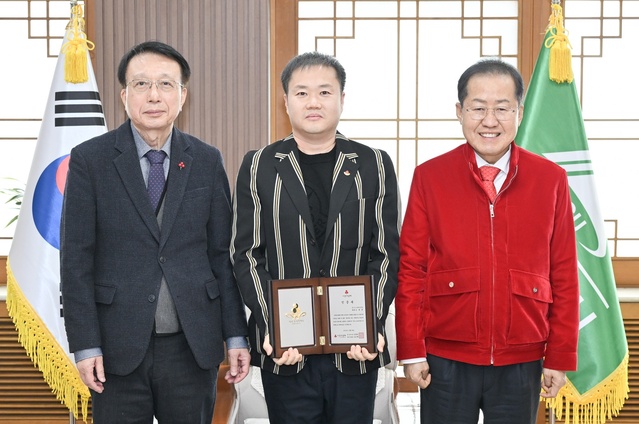 ▲ 대구광역시는 28일 오후, 산격청사에서 홍준표 대구광역시장, 김수학 대구사회복지공동모금회장 및 가족들이 참석한 가운데 오세훈 ㈜동아즈 대표의 대구 아너 소사이어티 회원 가입식을 가졌다.ⓒ대구시