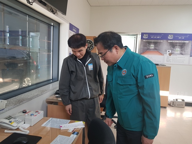 ▲ 김학홍 행정부지사가 문경시 거점소독시설을 방문해 겨울철 가축전염병 차단방역 상황을 점검했다.ⓒ경북도